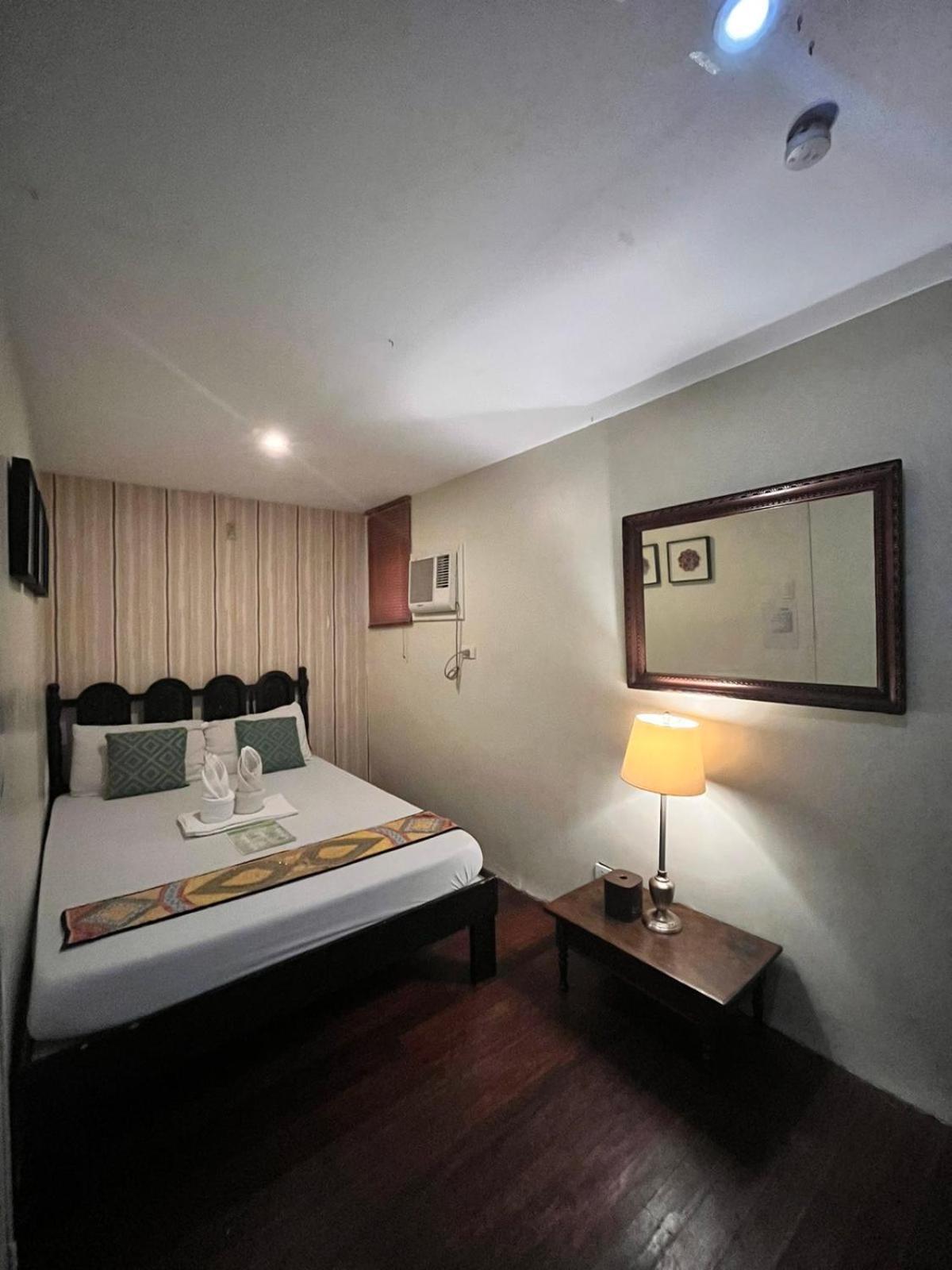 Courtyard Hotel Pasay Exterior photo