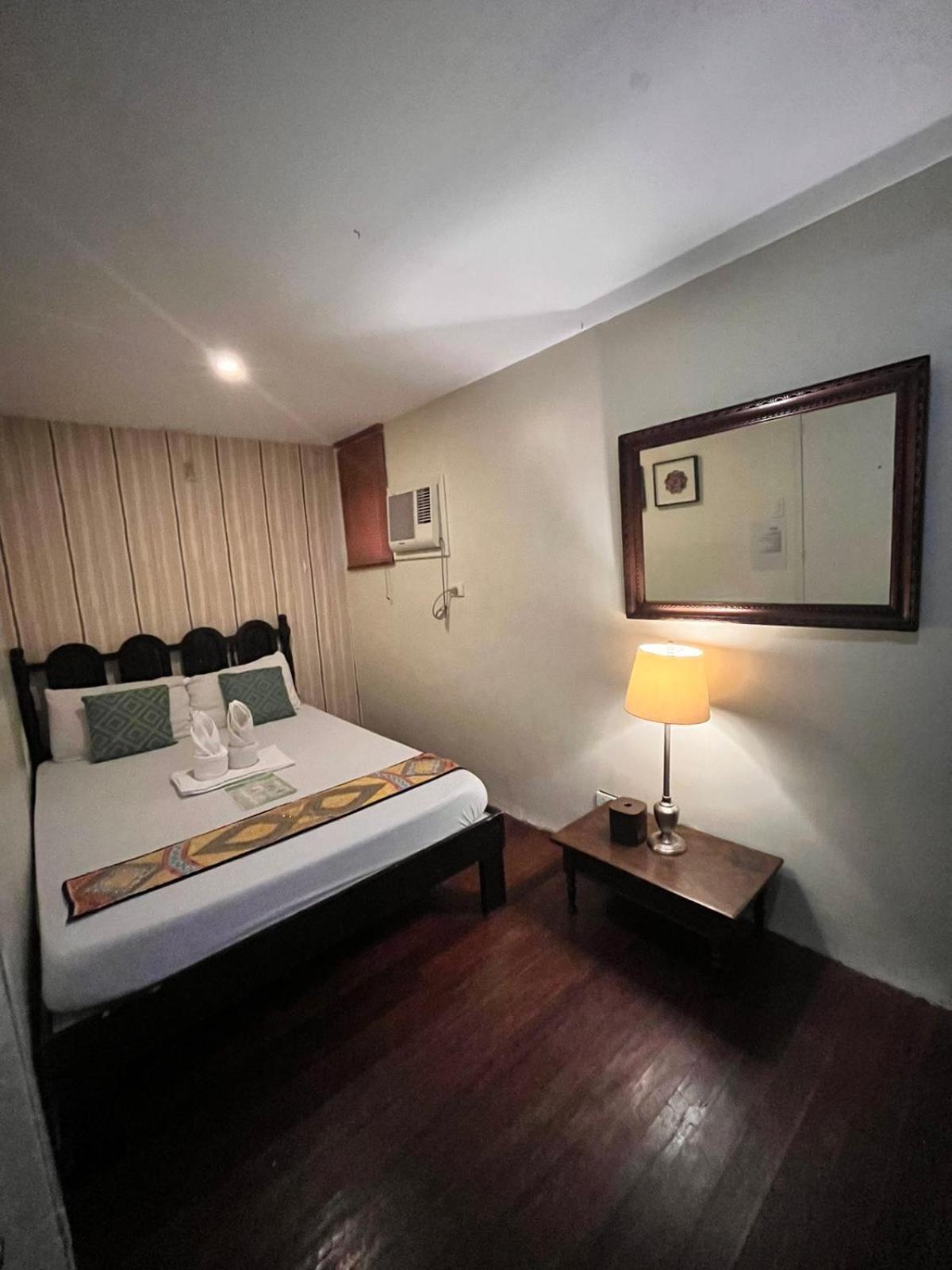 Courtyard Hotel Pasay Exterior photo