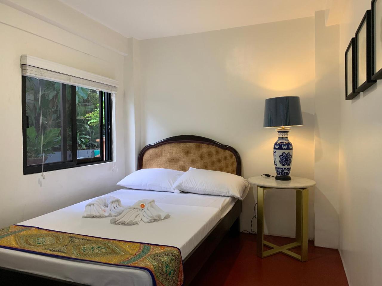 Courtyard Hotel Pasay Exterior photo