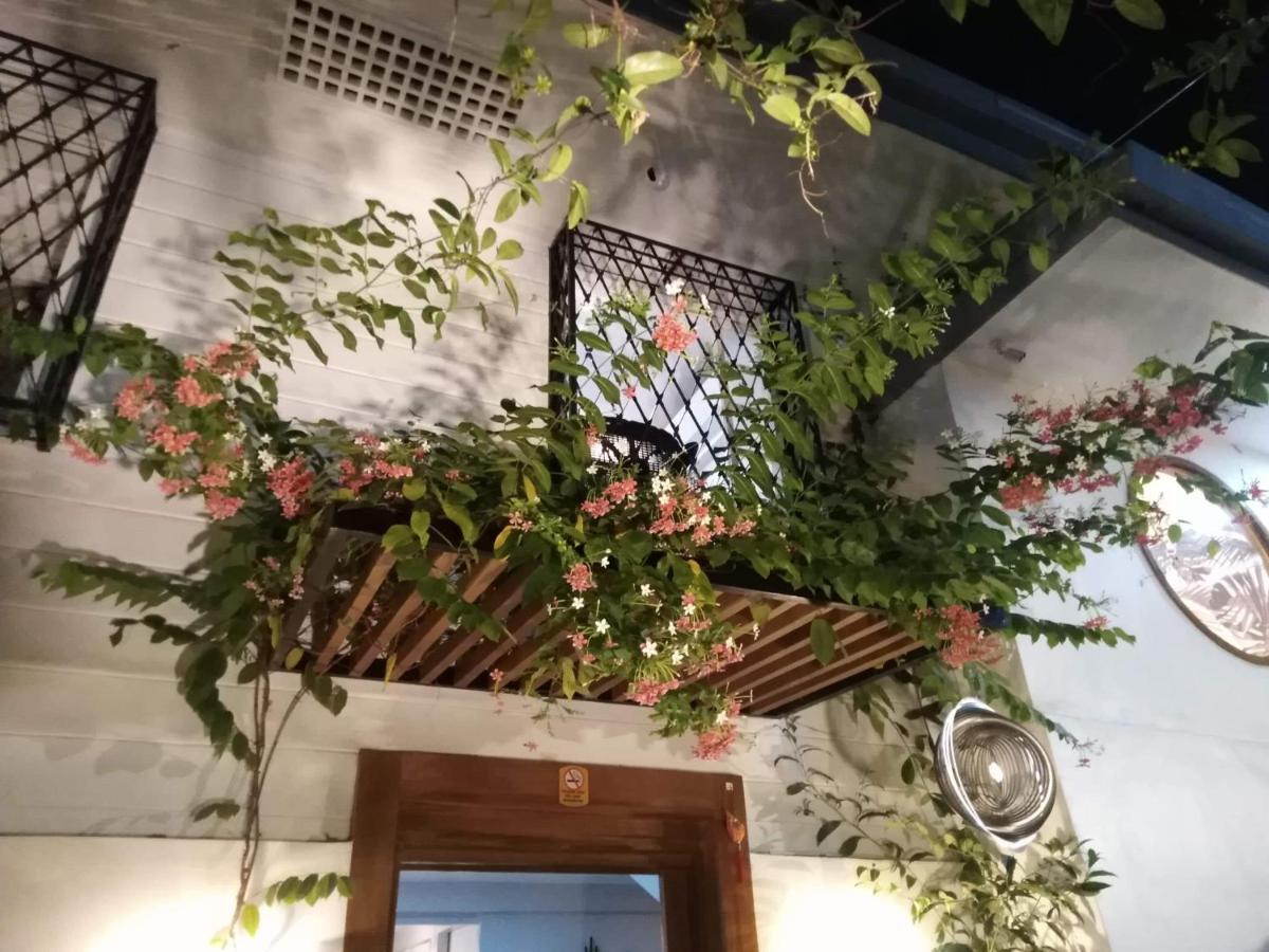 Courtyard Hotel Pasay Exterior photo